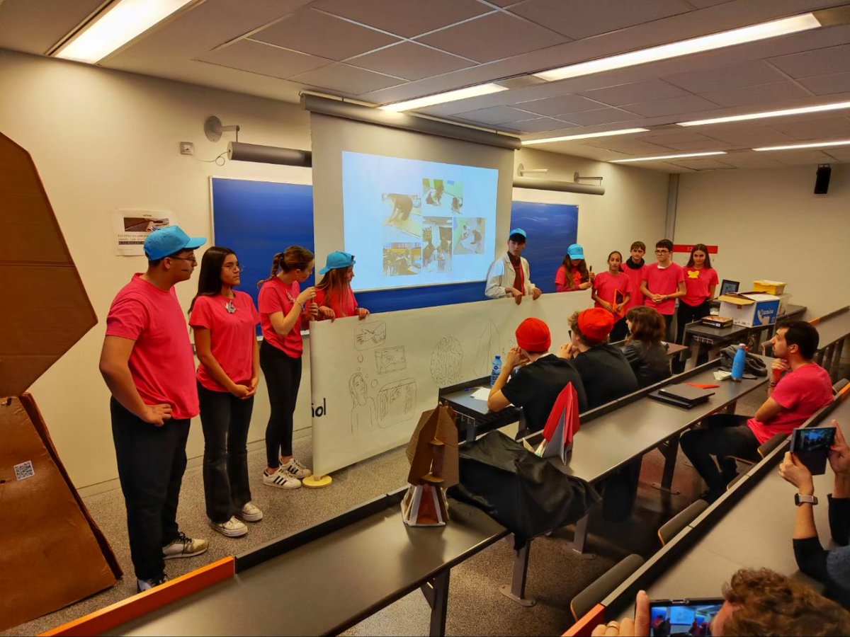 FEPSantRamon's tweet photo. Avui tenim equips de l'escola repartits per tota la ciutat. A la @upfbarcelona l'equip #Kawakami participa a la @fll_spain i a la @uaoceu_universitat estem participant a la Lliga de debat de la @xarxa_vives #participem #FSRsteam #FSRhumanitats #lescolaquevolem https://t.co/uJIehicr7O