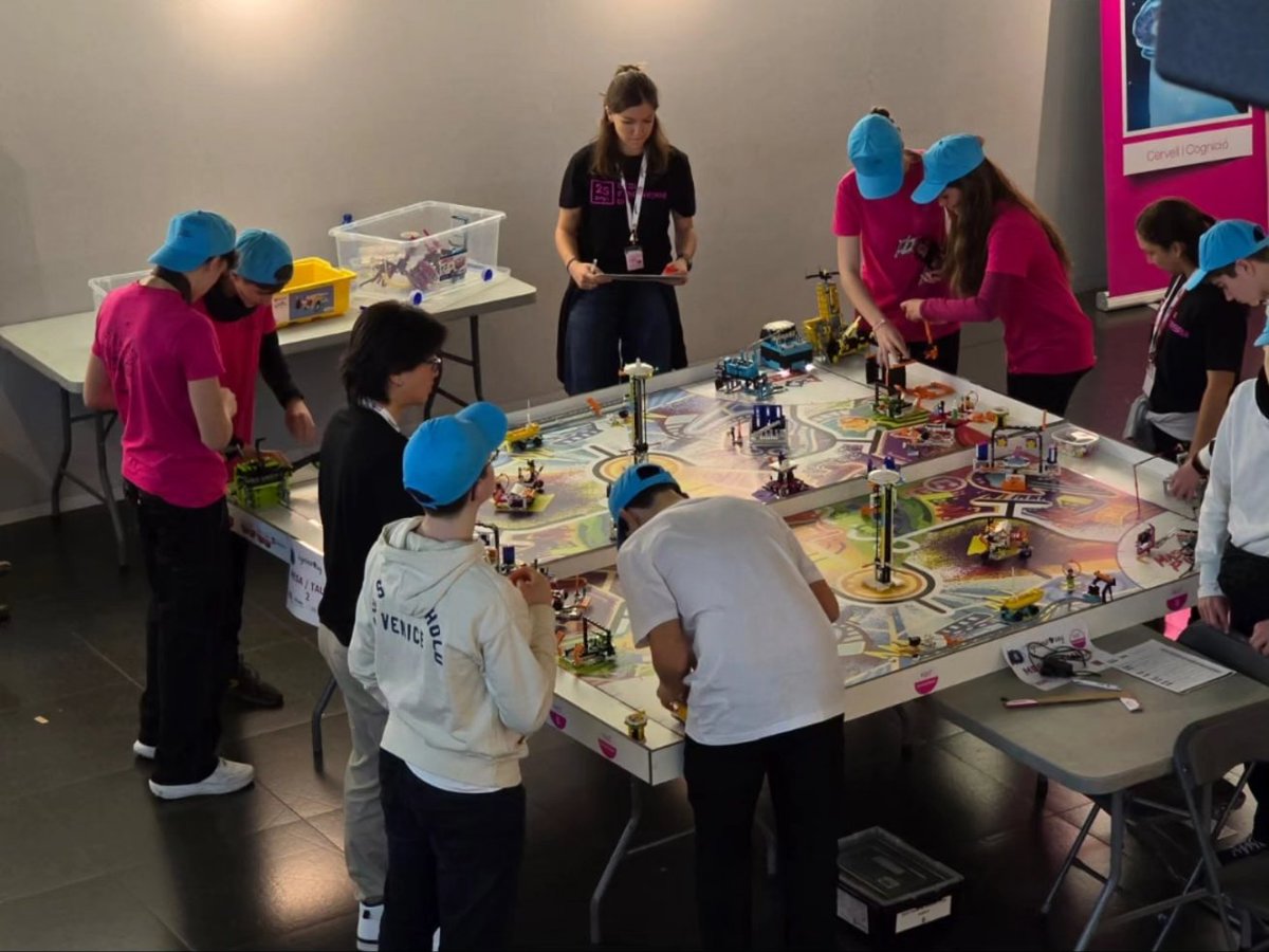 FEPSantRamon's tweet photo. Avui tenim equips de l'escola repartits per tota la ciutat. A la @upfbarcelona l'equip #Kawakami participa a la @fll_spain i a la @uaoceu_universitat estem participant a la Lliga de debat de la @xarxa_vives #participem #FSRsteam #FSRhumanitats #lescolaquevolem https://t.co/uJIehicr7O