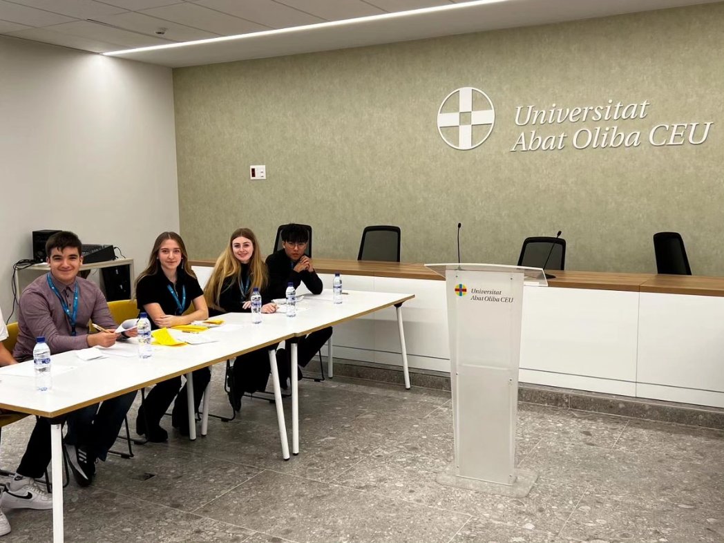 FEPSantRamon's tweet photo. Avui tenim equips de l'escola repartits per tota la ciutat. A la @upfbarcelona l'equip #Kawakami participa a la @fll_spain i a la @uaoceu_universitat estem participant a la Lliga de debat de la @xarxa_vives #participem #FSRsteam #FSRhumanitats #lescolaquevolem https://t.co/uJIehicr7O