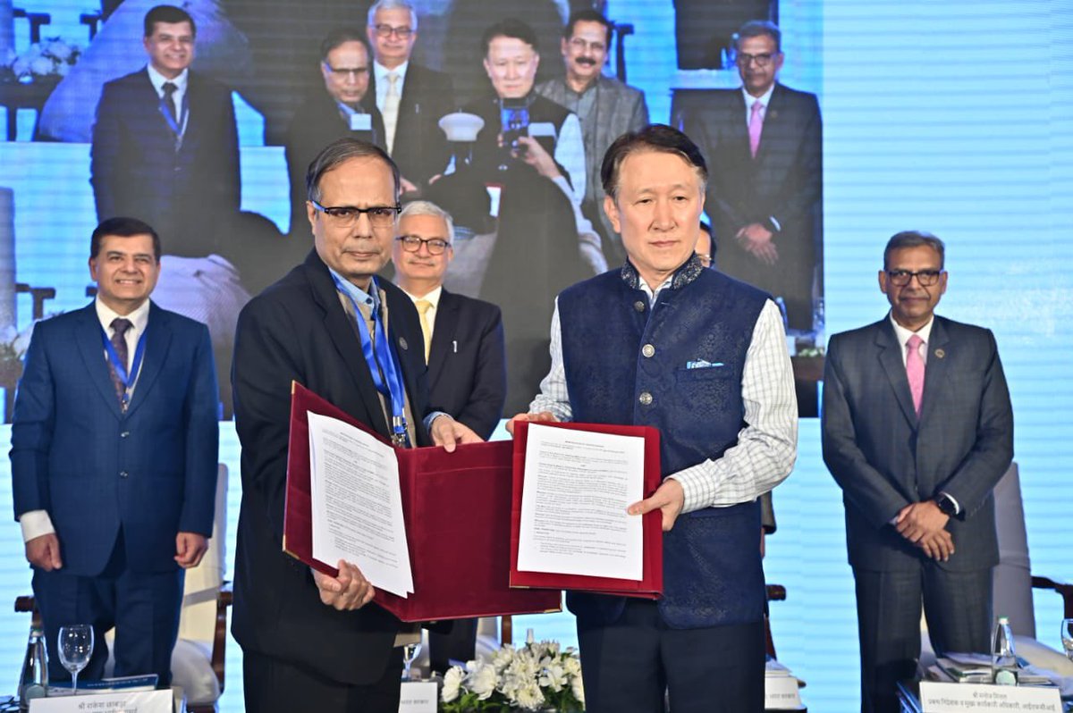 Centre of Excellence for Aspiring SMEs– an IFCI FISME collaboration,inaugurated today by Dr Vivek Joshi, Secretary, DFS signed an MoU with Korean SME Association (KOSMA) to facilitate exchange of knowledge and opportunities with MSMEs of Korea and India.
