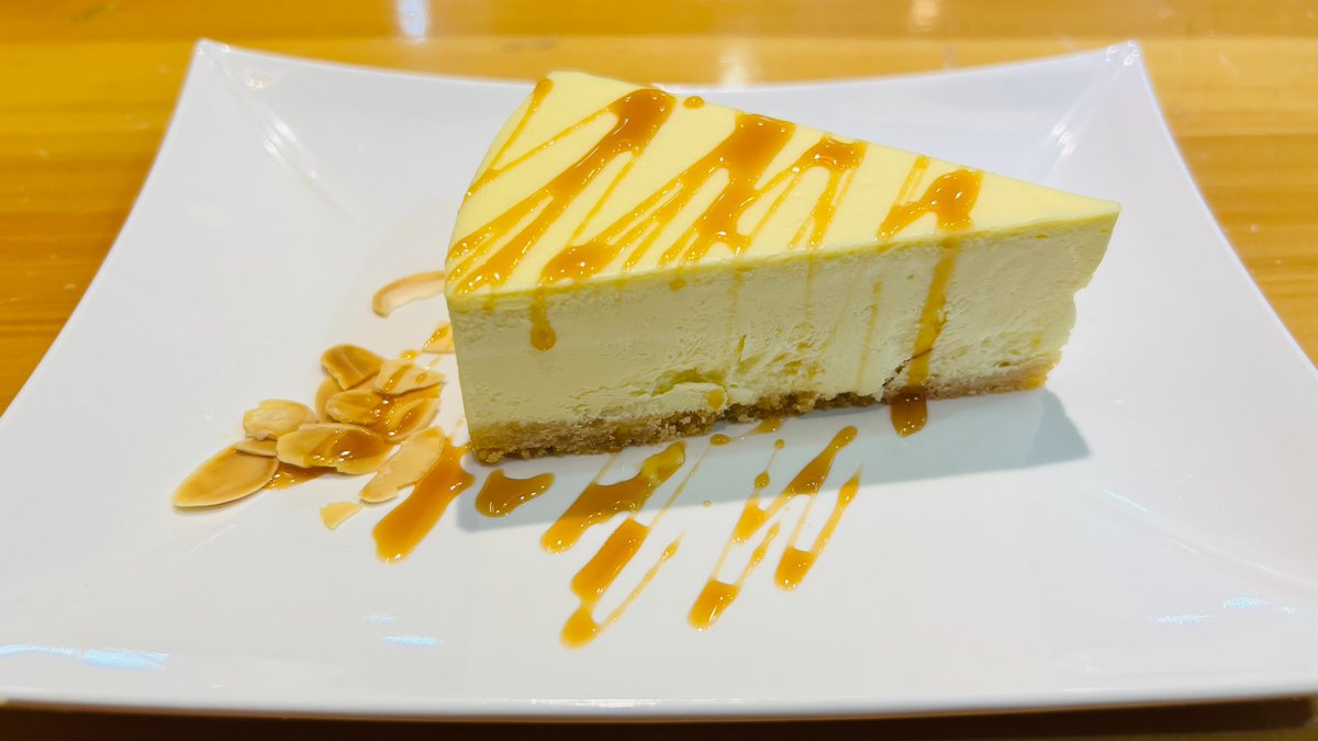 shimizi2000's tweet photo. Dessert after dinner.
#cheesecake
#crispybread
😋😋😋 https://t.co/r6W1gKSR2y