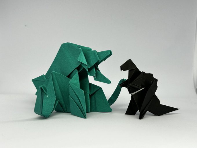 ビオランテ:26cm×26cmゴジラ:13cm×13cm相似比2:1の正方形の紙で作ると良い感じのサイズ感です。#ゴジラ #Godzilla#折り紙 