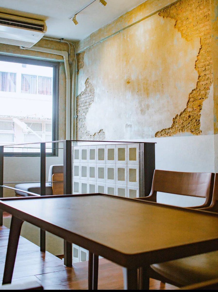 Espero que un futuro <a href="/Pantomima_Full/">Pantomima Full</a> sea sobre los «cafés de especialidad. Para montarlo, necesitas:

• Decoración estilo «fábrica abandonada con muebles sacados del contenedor».
• Pintura blanca, gris o desconchada. Mucha arista dura y cantos afilados.
• Iluminación de