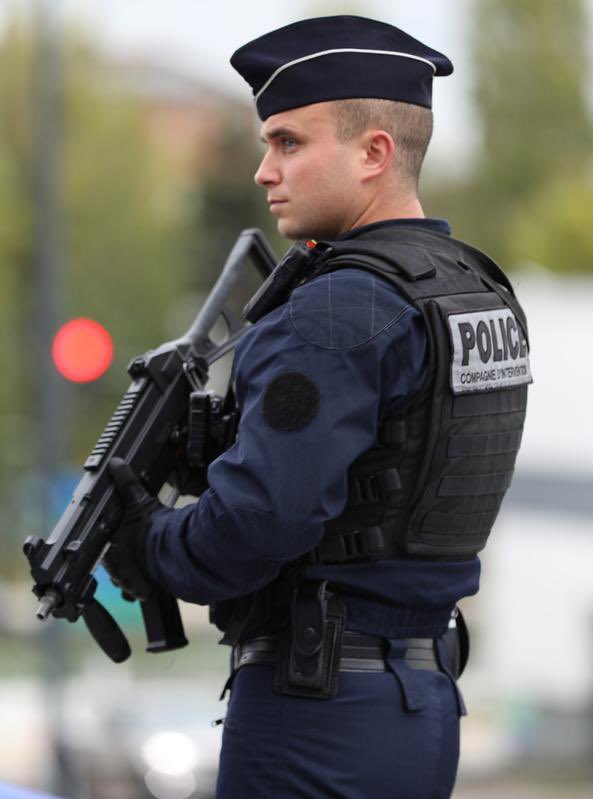 🚨| ÚLTIMA HORA: Un migrante sudanés fue dado de baja a tiros por la policía francesa en París. Vestido con una jellabiya y con un cuaderno árabe en la mano, se abalanzó sobre los agentes de policía con un gran cuchillo. Le dispararon 20 veces. 🇫🇷 ¿Apoyas este accionar policial?