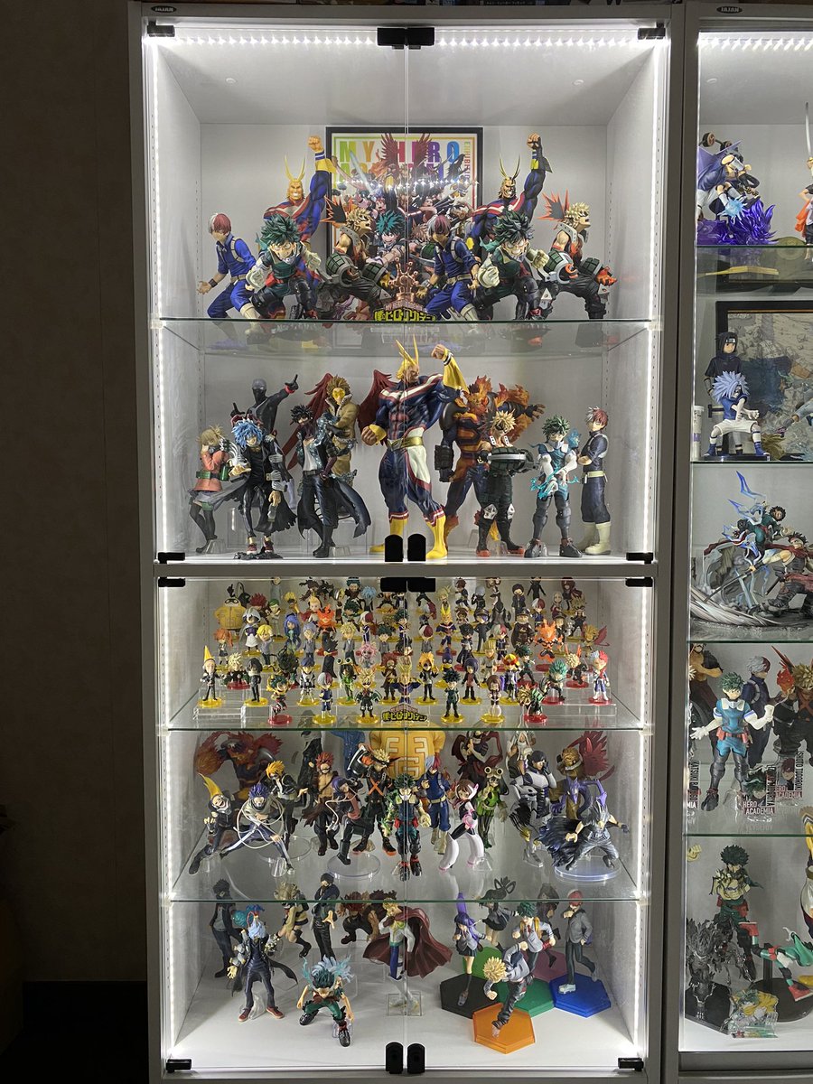 miishot_111's tweet photo. ディスプレイ更新！！

11月にJAJAN追加してから
初お披露目です🫣✨

NARUTOフィギュア増えたのと
しまってたワーコレまた出した！

最近届いたスケール飾れてないから
また変えなきゃ🤔💭

背面ミラーケースのディスプレイ
写真続きます↓

#ヒロアカ
#NARUTO
#進撃の巨人
#フィギュア https://t.co/J44cspZu2K