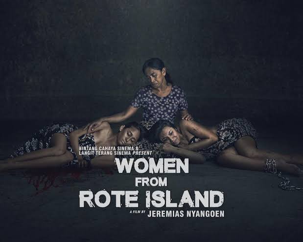 jokoanwar's tweet photo. Semua pujian yang anda pernah dengar buat WOMEN FROM ROTE ISLAND adalah benar, bahkan lebih dari itu. Menonton Women from Rote Island adalah sebuah pengalaman yang keras dan bikin syok. Bukan karena film ini dipenuhi adegan-adegan kekerasan hip nan stylish, tapi karena film ini sangat jujur dan otentik. Penyutradaraan Jeremias Nyangoen dan sinematografi Joseph Fofid (keduamya memenangkan Piala Citra tahun ini), padu membawa penonton masuk ke dalam dunia para karakternya. Jelas terlihat bukan 'kebetulan bagus', tapi punya visi kuat dan jelas dan dieksekusi dengan sangat tajam. Lalu, ngomongin soal akting para pemainnya, aduh saya harus mulai dari mana? Sudah lama saya tidak melihat akting di film Indonesia semeyakinkan dan se-otentik ini. Linda Adoe sebagai Orpa adalah sungguh luar biasa. Kalau film ini durasinya 8 jam dan hanya mengikuti dia, saya juga nggak apa-apa. Bakal tetap terpesona. Tapi semua pemain juga memberi penampilan yang luar biasa. Saya ikut bangga film ini film Indonesia. Tayang di bioskop mulai 22 Februari 2024. Saya cuma mau bilang: beruntung lah orang-orang yang bisa menontonnya di sinema.