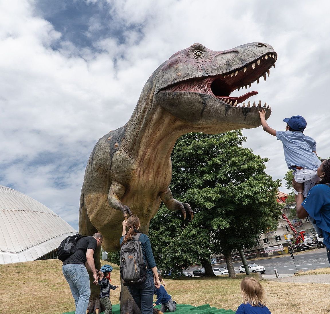 Im Sommer wird Bochum zur Dino City, wenn über 40 Dinosaurier im Stadtgebiet zu bestaunen sind. In der Innenstadt ist eine große Tour möglich: Vom Planetarium und dem Deutschen Bergbau Museum über den Hauptbahnhof, das Rathaus und die City bis zur Knappschaft in Ehrenfeld werden…