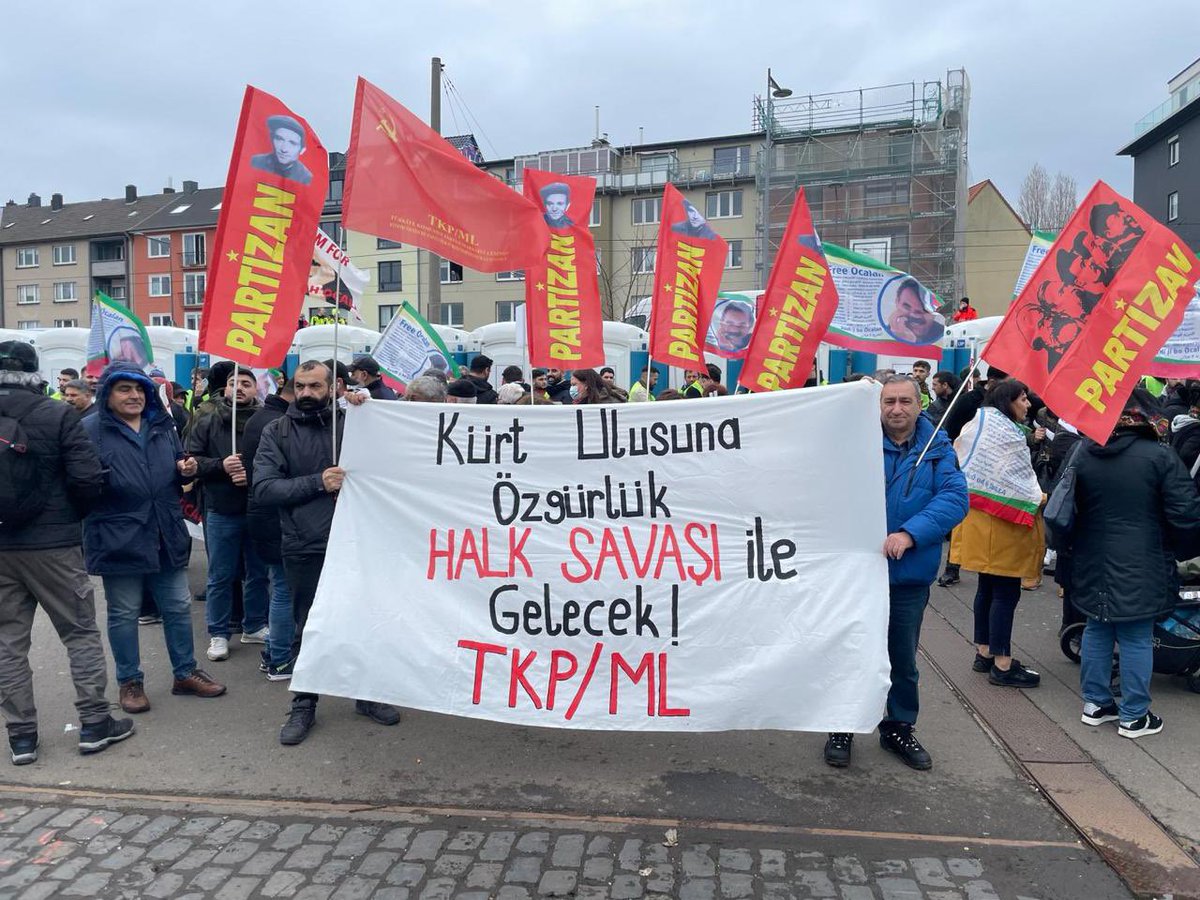 PKK önderi Abdullah Öcalan’a yönelik uygulanan tecride karşı  Köln’de gerçekleştirilen eylemde Partizan kitlesi de miting alanında pankart açarak yürüyüşe hazırlanıyor. Kitle gelmeye devam ediyor.