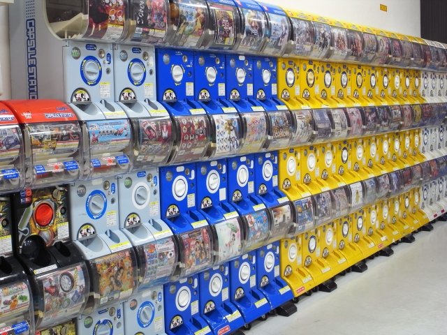 2月17日は、ガチャの日。
1965年に日本で初めて「カプセルトイ」の販売を行った会社の記念日にちなんだそうです。
ガチャガチャって、ずいぶん昔からあるんですね✨

最近のガチャで気に入ってるのは、7月に発行される渋沢栄一の新1万円札ハンカチ。使い込んでて写真にできず、すみません！😅