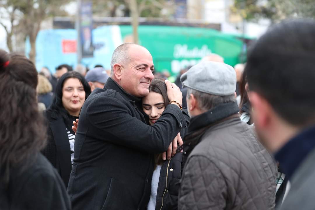 ugursertaslan's tweet photo. Bu bir veda değil, yeni bir başlangıçtır. 

Görev aldığım zaman içerisinde Gemlik’te insan odaklı belediyecilik ve vatandaşlarımızın zor günlerinde yanında olma anlayışımızı sürdürdük. 

Ekonomik kriz, pandemi ve deprem gibi zor günlerde hep yan yana durduk ve durmaya da devam edeceğim.