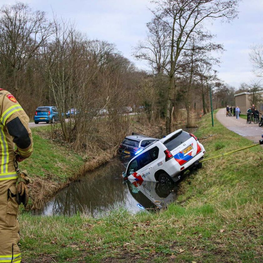 112meerlanden's tweet photo. #Castricum - Twee auto’s waaronder politievoertuig in sloot - https://t.co/9Xq4iptGOT - #oeps #plons @vlnnieuws https://t.co/g7lJfopkNY