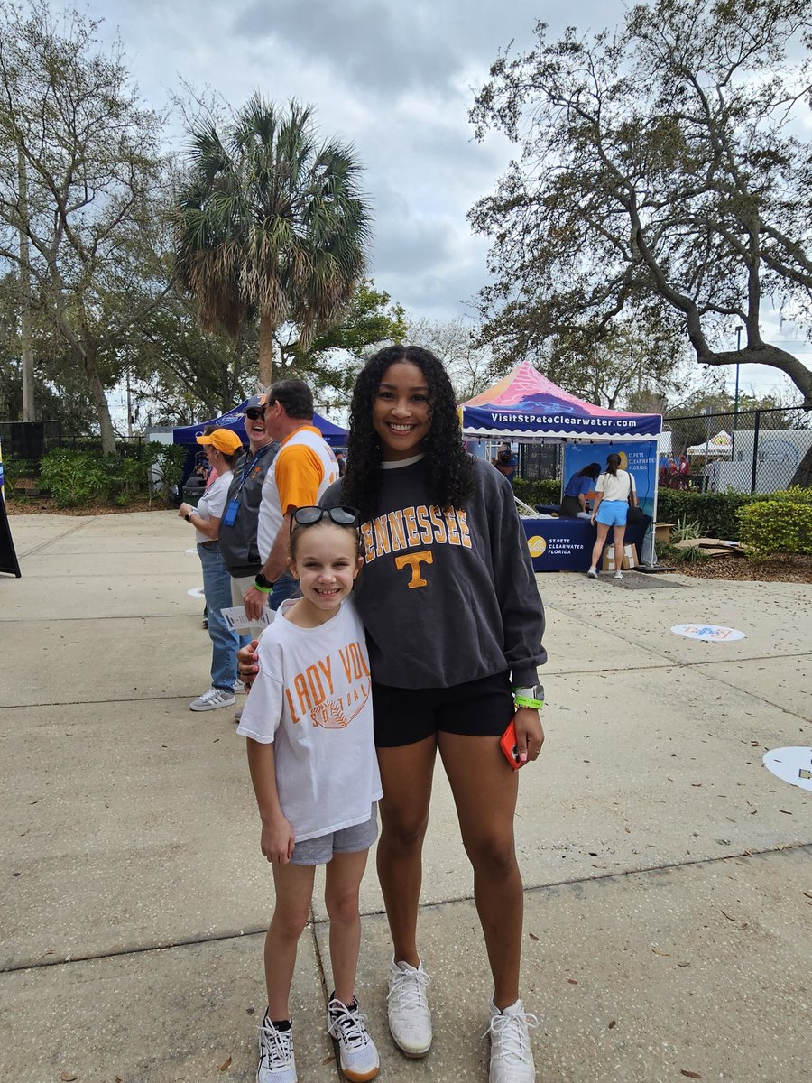 Also met this softball stud at Clearwater, future @OU_Softball player, but was cheering on her sister @KikiMilloy today. Thank you to you and your dad for being so nice and talking to us!! @tia_milloy