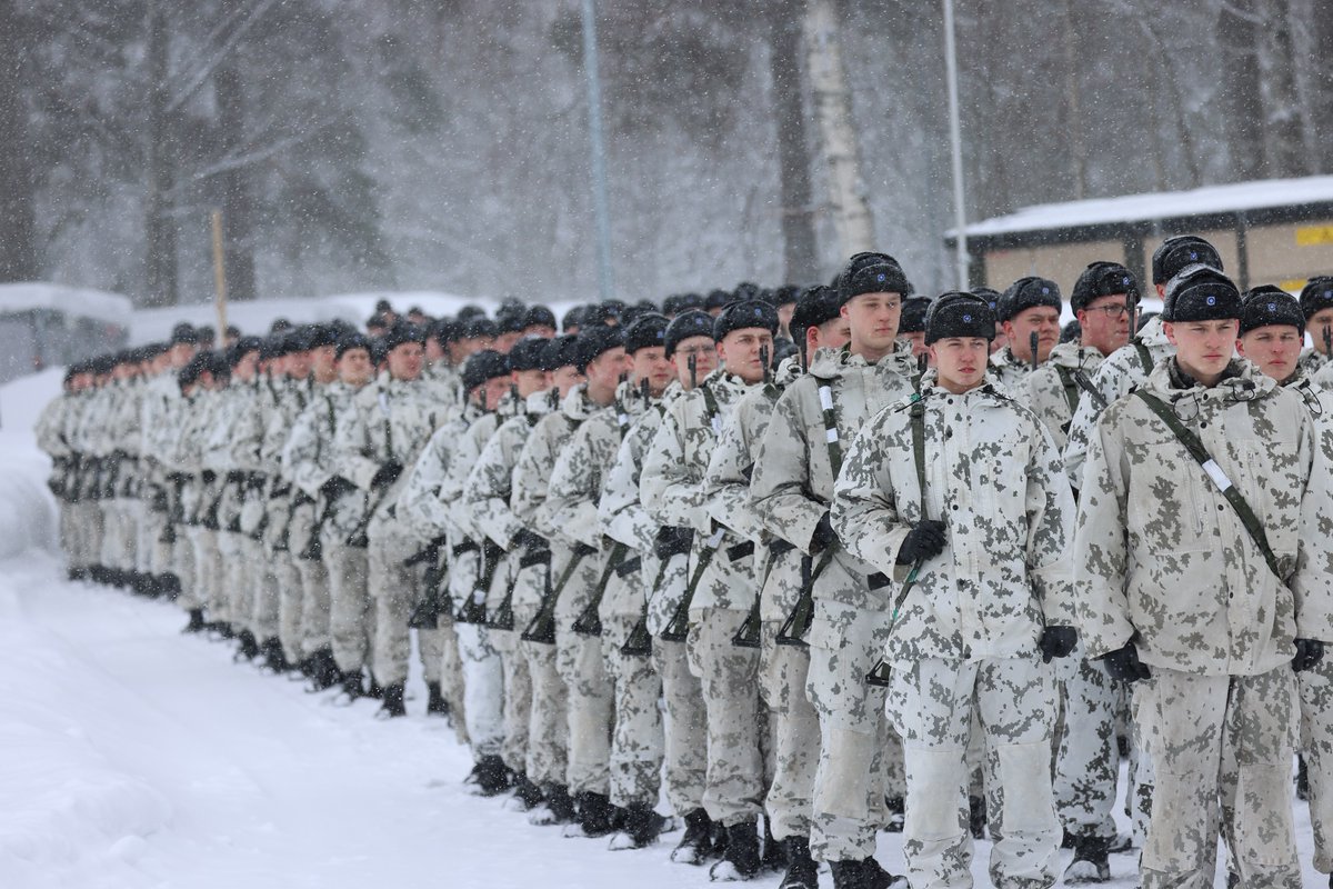 Karjalan lennoston saapumiserän 1/24 sotilasvala- ja -vakuutustilaisuus järjestettiin tänään Rissalan tukikohdassa. Lennoston komentaja eversti Johan Anttila nimitti tilaisuudessa 154 tammikuussa palveluksensa aloittanutta varusmiestä lentosotamiehiksi. #karlsto #ilmavoimat