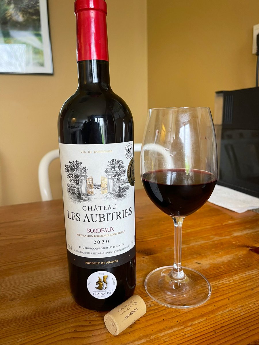 joukesp's tweet image. #SaturdayLunch #PorkChop #RedCabbage #Potatoes
It may be spring-like weather here but I wasn’t aware how big a red cabbage is!
2nd meal w fresh red cabbage (there’s more in the freezer!), a nice pork chop + potatoes!
Bordeaux Ch. Les Aubitries ‘20, great QPR, fruity, sapid.
85-87