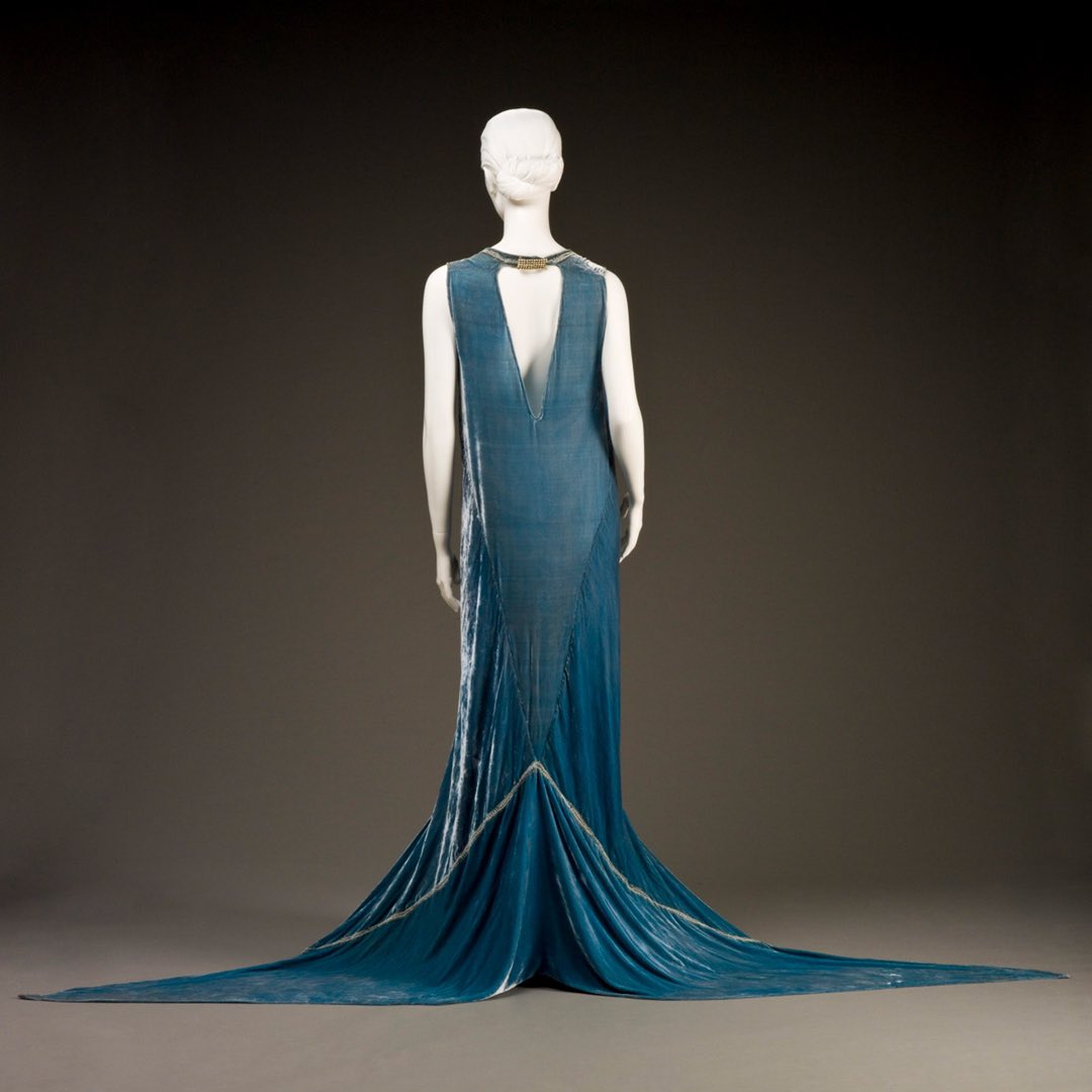 Slinky to the max! #frockingFabulous by #CallotSoeurs, making #fashionhistory in the 1920s.​​​​​​​​ Via Indianapolis Museum of Art