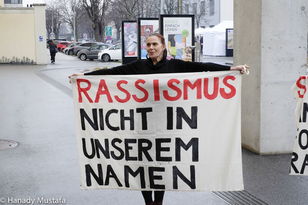 Mit einer starken Aktion haben heute jüdische und andere Mit-Aktivist*innen von Not in Our Name die Sonderausstellungs-Eröffnung "I love Deix" in Krems unterbrochen. Sie kritisieren die rassistische Politik von Mikl-Leitner. Mehr Fotos &amp; Videos auf Flickr: flic.kr/s/aHBqjBepNn