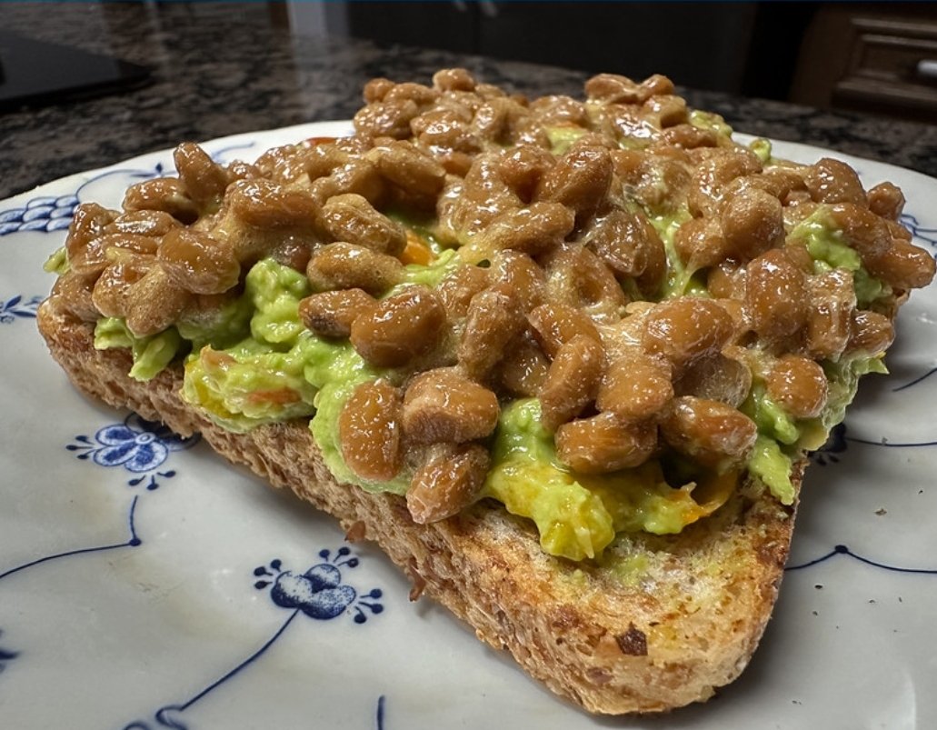 🥑 Am I weird? I always include avocado with my natto breakfast. Avocado makes everything taste better, doesn't it?

#natto #japanesefood #avocado #japanesebreakfast #probiotics #soybeans #FermentedFoods #GutHealth #slimmy #NattoToast #rice #AcquiredTaste #ExoticFoods #toast