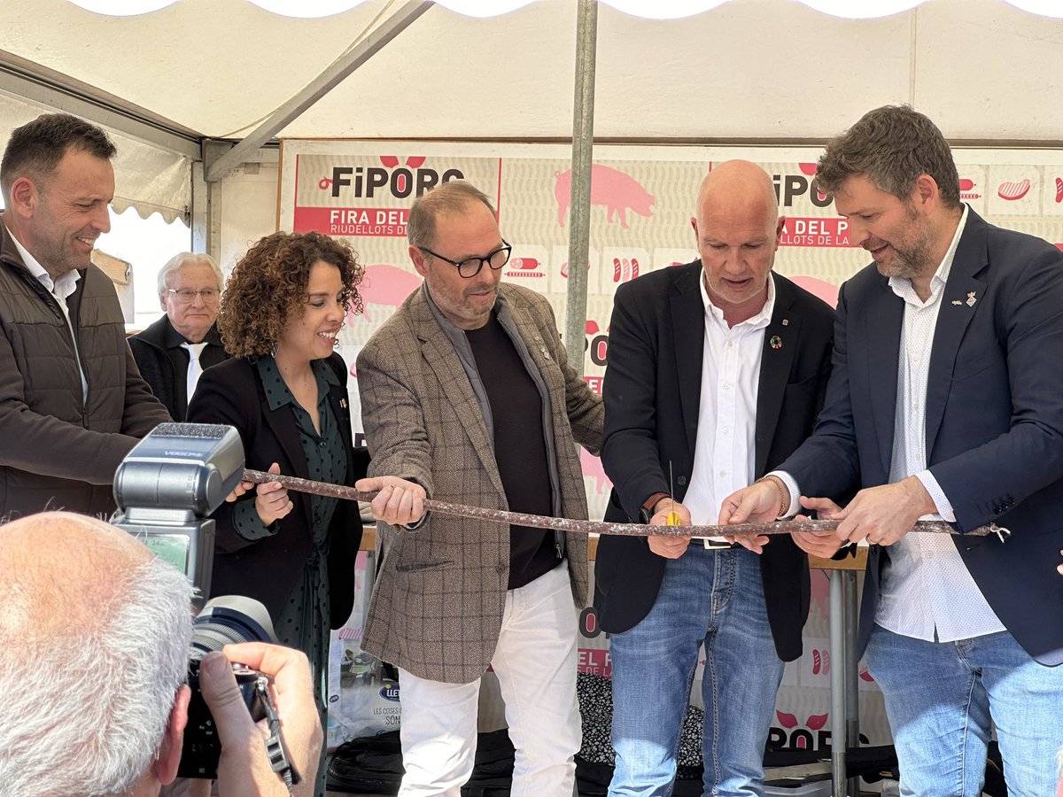 Riudellots's tweet photo. 🐽Amb la tradicional tallada de fuet queda inaugurada la 1️⃣1️⃣ª edició de @Fiporc‼️ 

🙌Benvinguts/des a #Riudellots‼️

Gaudiu de la fira‼️

#Fiporc2024

👀 Consulteu la programació aquí 👉 https://t.co/5P9VtuKkGq https://t.co/c72ZnCeOKV