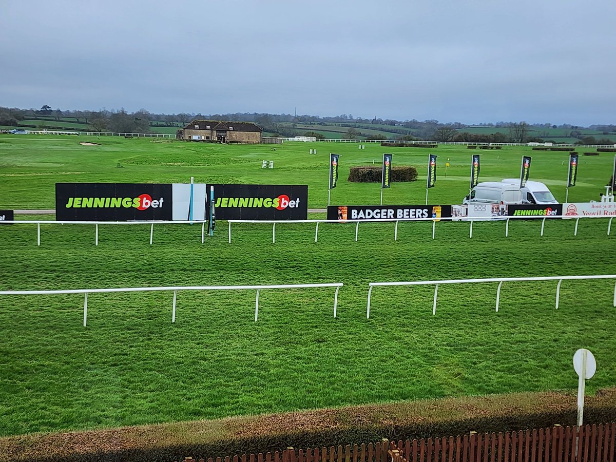 Racing @wincantonraces for Jenningsbet Kingwell Day, 2.05 on ITV. Course looking in great nick. And @SeniorsDarts Jenningsbet World Championships. Betting is available in all our shops.
