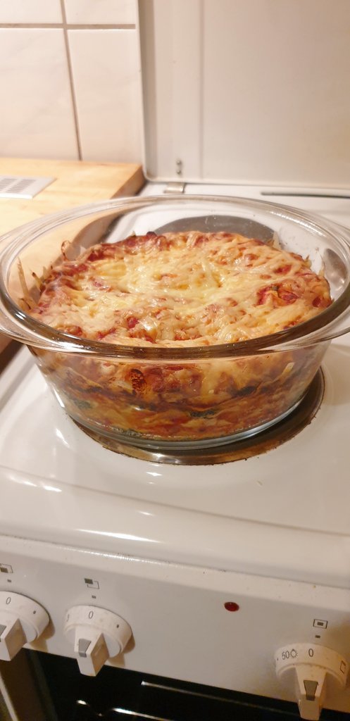 Daiyame's tweet photo. Yesterday was a very good food day~ 😌👌🏻🍴
Buchteln - gefüllt & ungefüllt (weil ich seit Tagen Lust auf Hefeteig hab), Kürbis-Lasagne & Schokomousse. 🍞🍫🎃💖
& von allem noch genug, dass ich erst Montag wieder kochen muss. 😁
#KitchenStuff https://t.co/op54dpitxp