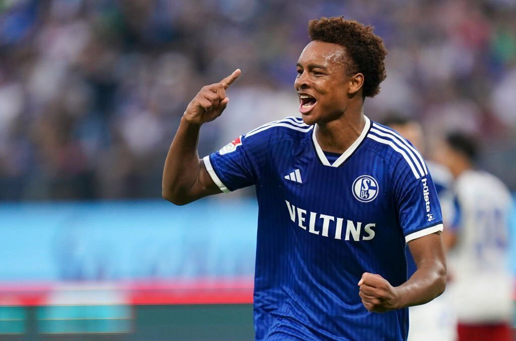🚨 Assan Ouedraogo attire les regards des cadors. Pourtant sous contrat jusqu'en 2027 avec <a href="/Schalke04_Fr/">2. LIGA SIEGER 🏆 🇫🇷⚒️</a> 🔵⚪

Le joueur a une clause d'environs 15 millions seulement…

En #Bundesliga, plusieurs club le supervisent… tel que <a href="/Roro_Bayern/">Bayern Munich - France</a> , <a href="/Francfort_FR/">Eintracht Francfort 🇫🇷</a>, <a href="/RBleipziginfofr/">RB Leipzig FR 🇨🇵</a> etc…