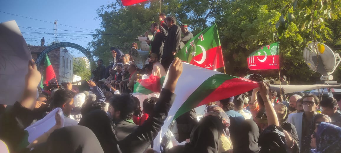 KHINewsGroup's tweet photo. کراچی الیکشن کمیشن آفس کے باہر  تحریک انصاف کے احتجاج میں اچانک ایم کیو ایم لندن کے کارکنوں کی انٹری عمران خان کے حق میں نعرے، الطاف حسین کے نام کے پوسٹر بھی ہاتھ میں

#Karachi #ElectionResults2024 #MQM #PTI #AltafHussain https://t.co/fDr9iXrBd4