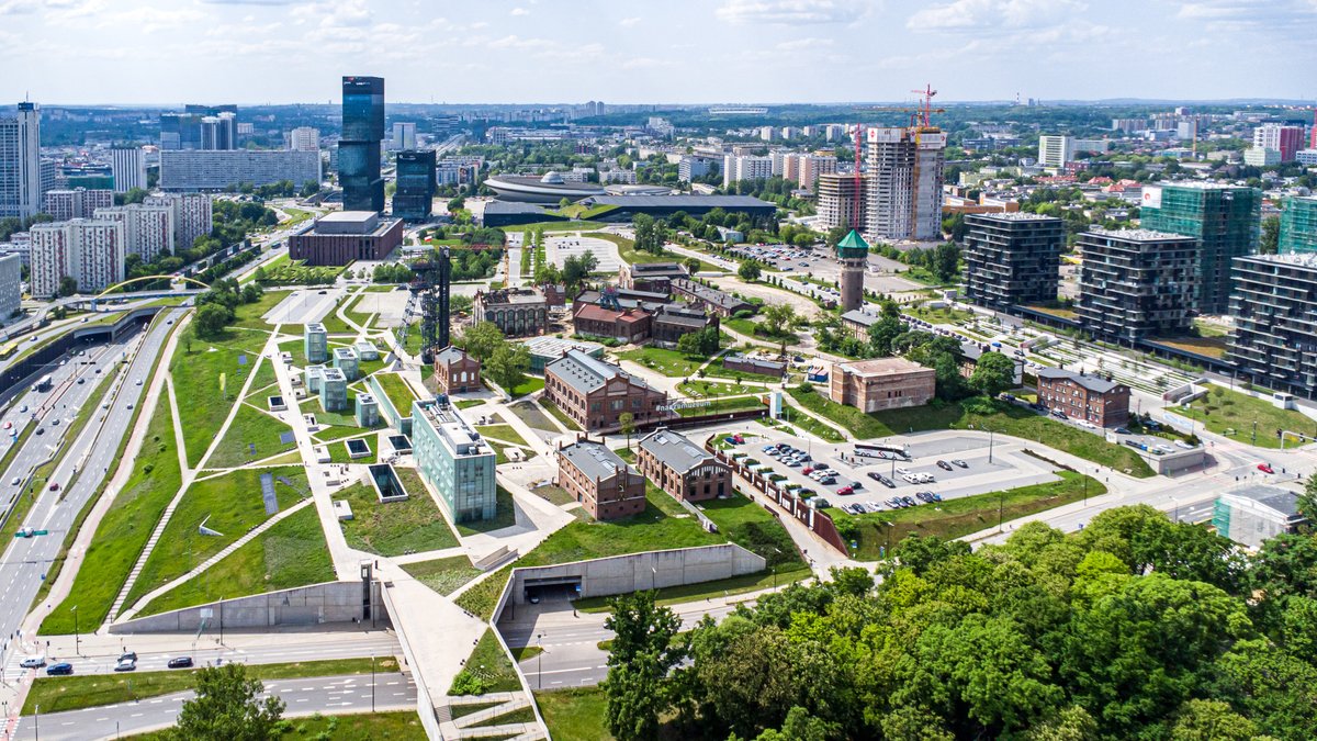 miasto_katowice's tweet photo. Katowice zajęły 7 miejsce w rankingu „Top 10 Large European Cities of  the Future 2024 – fDi Strategy”, znajdując się w gronie tak znakomitych  miast jak Glasgow, Antwerpia, Porto czy Bilbao. Tym samym są najwyżej  sklasyfikowanym miastem w Polsce w tej kategorii. W  tym roku #Katowice zadebiutowały w kategorii „Large European Cities of  the Future 2024 - Cost Effectiveness”, a więc relacji standardu życia i  usług w stosunku do kosztów. Nowi inwestorzy to nowe miejsca pracy dla mieszkańców, a także większe zyski z podatków. Ranking  „Europejskie miasta i regiony przyszłości” (European Cities and Regions  of the Future) przedstawia wyniki analizy europejskich ośrodków  gospodarczych.