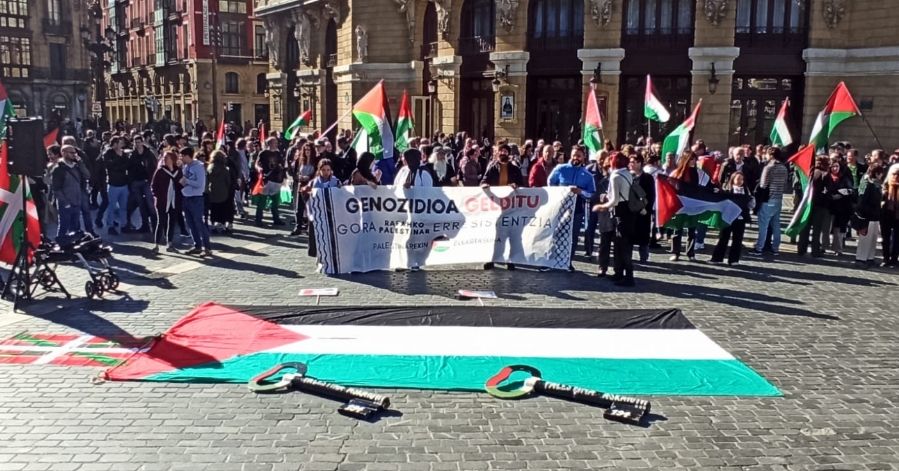 BarakaAhotsak's tweet photo. Ozenki esaten dugu:
Sionismoa #genozida da! Gora #Palestinar erresistentzia! https://t.co/tTMxSL4QbT