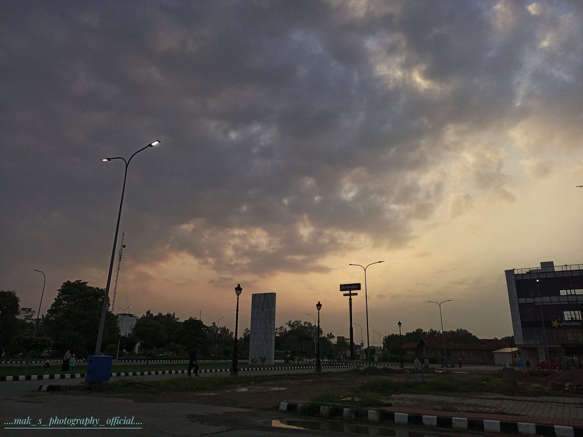 #TechnoCamon19Neo
#FocalLenght4.74mm
#Aperture1.79
#ExposureTime1/1065s
#Sensitivity101
.
.
#sunset #sky #clouds #creature #streetphotography  #evening #light #colors #nature #beauty #travel #wanderlust #explore #photooftheday #instagood #instamood #art #design #artist