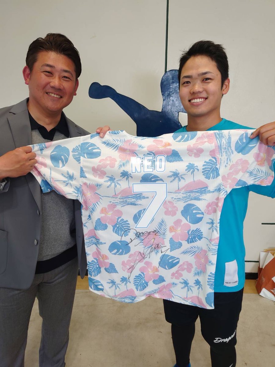 SponichiYakyu's tweet photo. 春季キャンプ恒例‼️

スポニチ評論家の #松坂大輔 さんから読者の皆さんにプレゼント🎵

今日は #中日。
#根尾昂 投手のサイン入り、キャンプ仕様ユニホームを１人に‼️

希望者はこのポストをリポスト&amp;フォローしてください⚾

あすの紙面にも応募方法を掲載します‼️

#スポニチ #dragons https://t.co/44J8AhzC6G