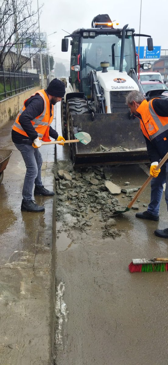 Geçen seçim hazır olan taşeron yasası ne oldu. Aradan bir seçim daha geçti hâlâ mı hazır değil taşeron yasası. Bizimle eğleniyor lar resmen. KHK ile kapsam dışı kalan karayolları taşeron işçileri seçim öncesi kadroya alınmalıdır. Laf söz bitmiştir artık icrahat konuşacak