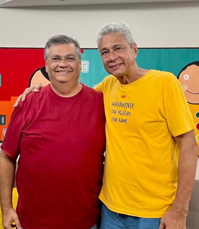 FlavioDino's tweet photo. Todos os meus passos profissionais têm a marca dos meus professores e professoras. 
Em razão da proximidade da posse no STF, recebi duas belas mensagens de mestres muito queridos: Agostinho Ramalho Marques Neto, meu professor de Teoria Geral do Estado e Filosofia do Direito; e Emílio Moreira, meu sensei de Judô. 
Na sexta-feira, visitei o estimado amigo Carvalho, que me ensinou História no ensino médio. 
Mencionando esses três educadores essenciais em minha vida, agradeço a todos que tanto me ensinaram, desde a alfabetização até o mestrado em Direito. Recebam abraços, com gratidão e carinho.