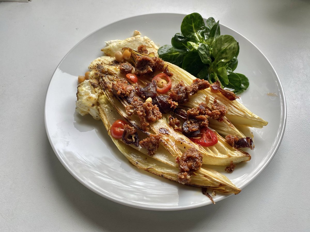 Annabaesle's tweet photo. #KeinKantinentweet
#HerrGrün
#HerrGrünkocht
Geschmorter #Chicoree mit #PestoMarrakesch - es war wunderbar,so fein, wie erhofft.
@HerrGrünkocht
Alleine das Pesto, ein süß-pikanter Traum. https://t.co/4bYbgSdxzI