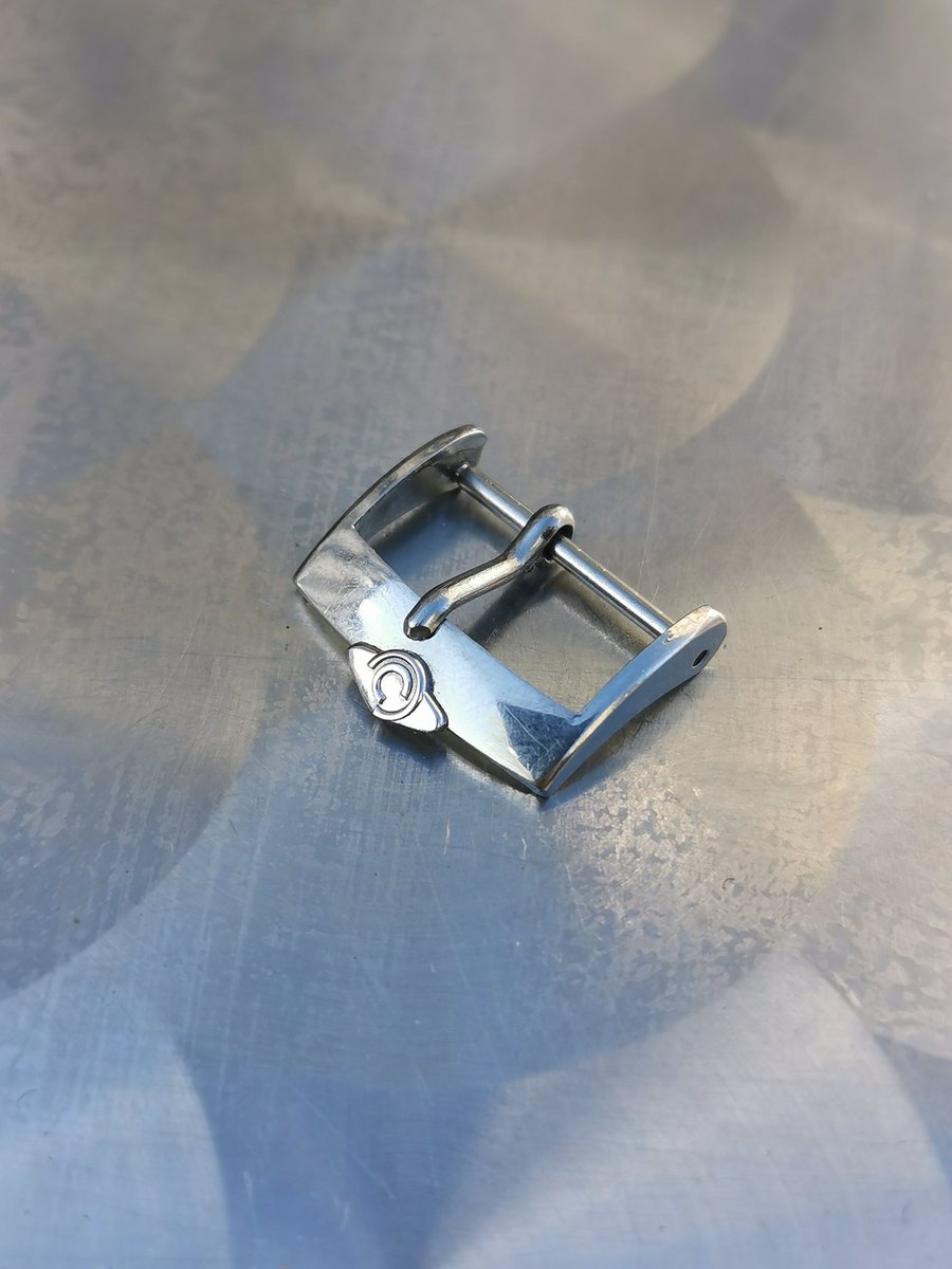 BelleMecanique_'s tweet image. Les trouvailles du jour ✨

Une belle #LIP calendrier mécanique tout acier avec couronne signée ce qui est plutôt rare !

Et une belle boucle #Certina en cadeau de la part d'un ami collectionneur 💞