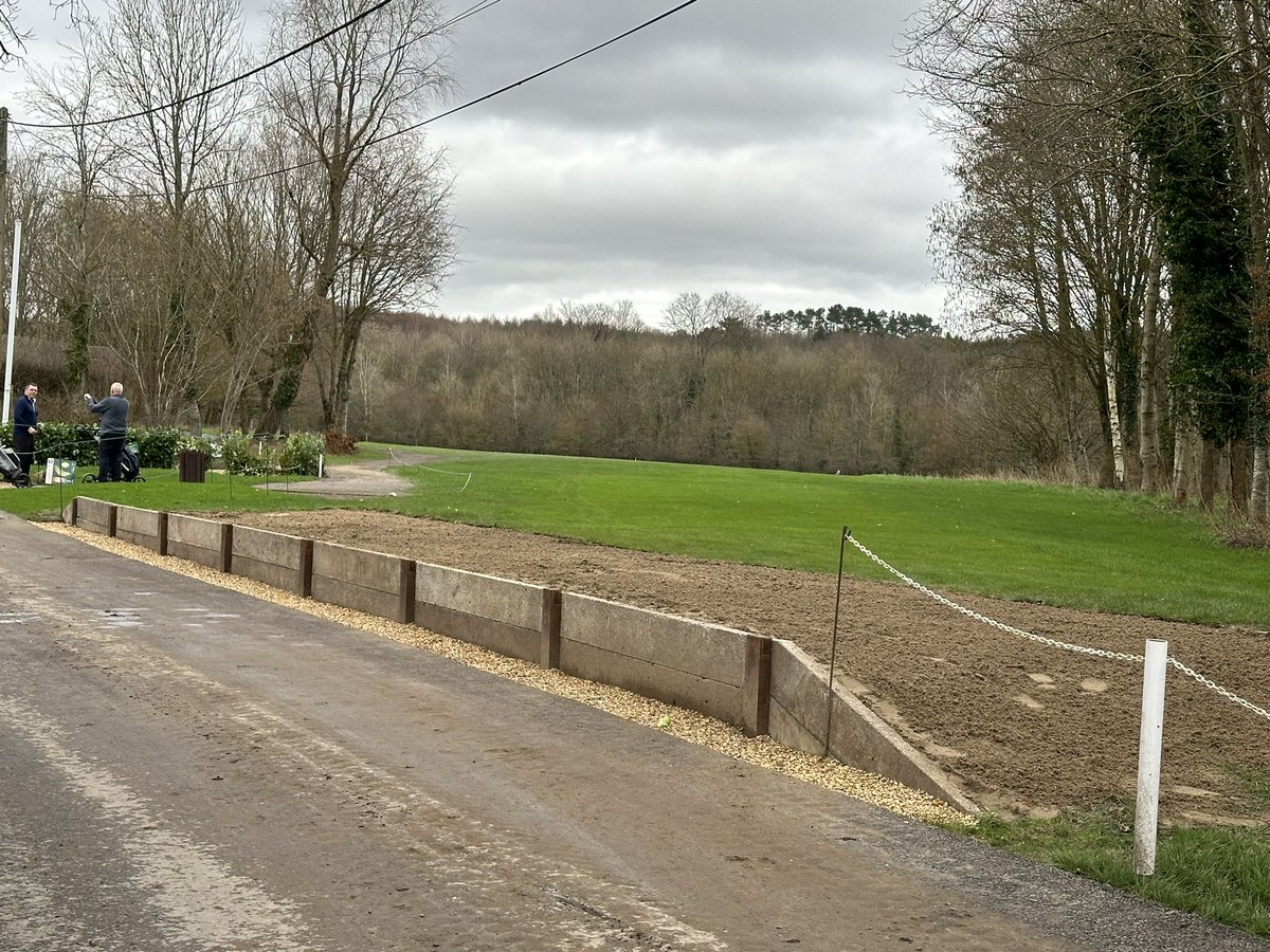We’ve had a cracking 3/4 weeks of hard work. The trees on A4 ditch have been tided and now give a fairer shot from the fairway. B1 tee sleeper wall is 99% finished, we’ll look to turf it next week. Bunker edging/tidying ongoing! Still a couple of things to do before March! 🤩👍🏻