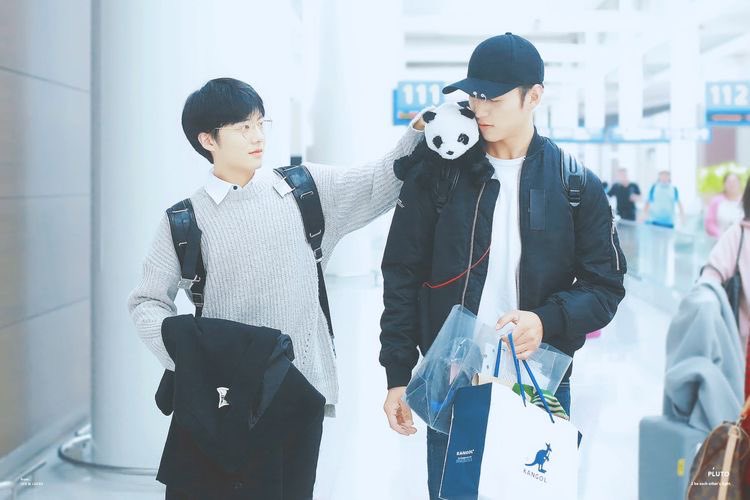 HAPPYTIME108's tweet photo. ไถเฟสละก็เจอความทรงจำ ไม่รู้มีใครทันคู่นี้มั้ย #LeoLucas #หมิงวั่ง 

ความเด็กยักษ์กับพี่ตัวเล็ก

ส่วนบิลลี่เบ้บคือ ความพี่ตัวโตกับน้องตัวเล็ก 

#BillyBabe #บิลลี่เบ้บ https://t.co/o6lAofbCjm