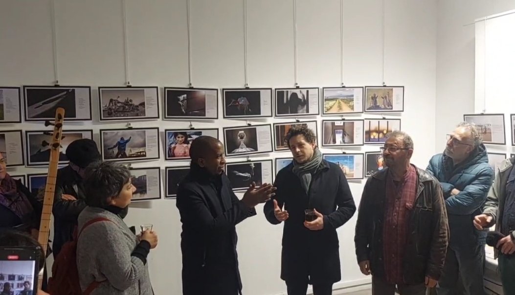 LaurentSOREL1's tweet photo. "La voix de la liberté", 1 très belle expo photo à l'asso "Espace Universel" pour rendre à la lumière les prisonniers politiques enfermés par le régime d'#Erdogan. 
Avec @julienbayou  et @EmreOngun_ on a passé hier un moment plein d'émotion où on a parlé luttes et résistance https://t.co/Ne2SGtpc6B