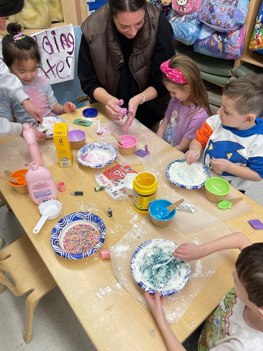 D31BeeHiveSI's tweet photo. #PreK2 at #Woodrow had lots of fun creating their own cloud playdough! #ClassParent  @DrJoyAbrams @AP_JelaniMiller @DrMarionWilson @CSD31SI @NYCSchools https://t.co/lQwONdqzPm