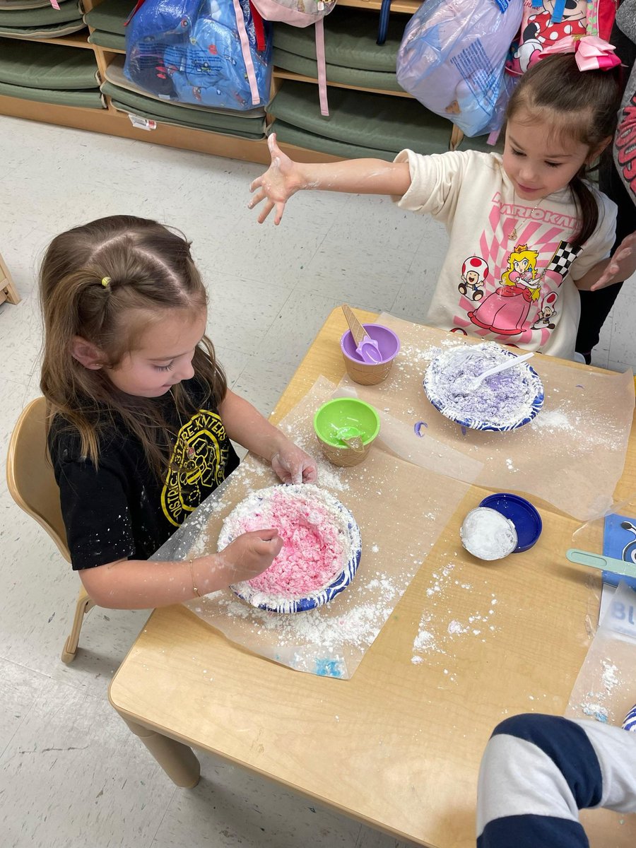 D31BeeHiveSI's tweet photo. #PreK2 at #Woodrow had lots of fun creating their own cloud playdough! #ClassParent  @DrJoyAbrams @AP_JelaniMiller @DrMarionWilson @CSD31SI @NYCSchools https://t.co/lQwONdqzPm