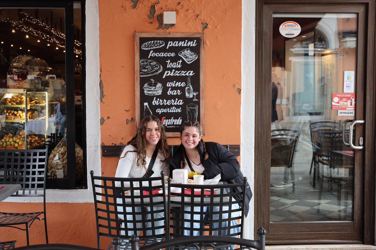 mrhsvpa's tweet photo. Experiencing the colorful island of Burano for lunch! #monomoy @MonomoySchools @MonomoyLatin @miss_lee_shark
@cranberryteam @MonomoyMelinda @mrhsvpa #monomoyinitaly https://t.co/ZsDOVZ6g2M