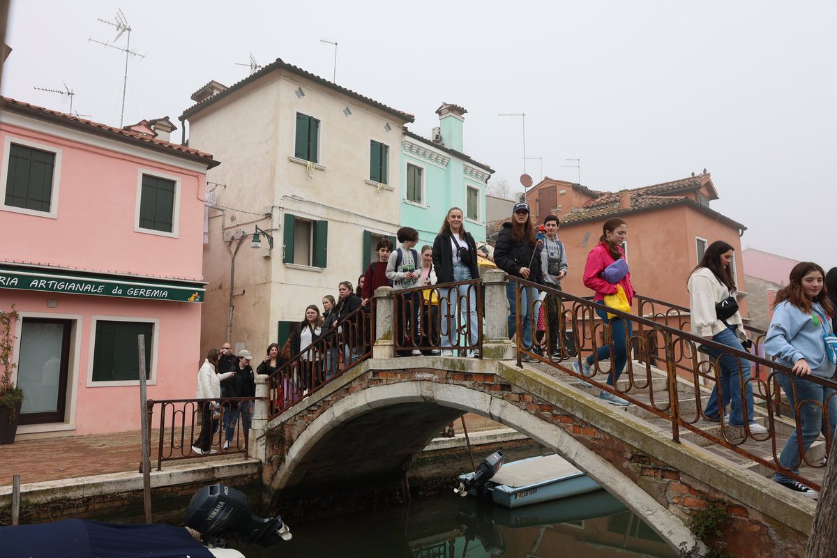 mrhsvpa's tweet photo. Experiencing the colorful island of Burano for lunch! #monomoy @MonomoySchools @MonomoyLatin @miss_lee_shark
@cranberryteam @MonomoyMelinda @mrhsvpa #monomoyinitaly https://t.co/ZsDOVZ6g2M