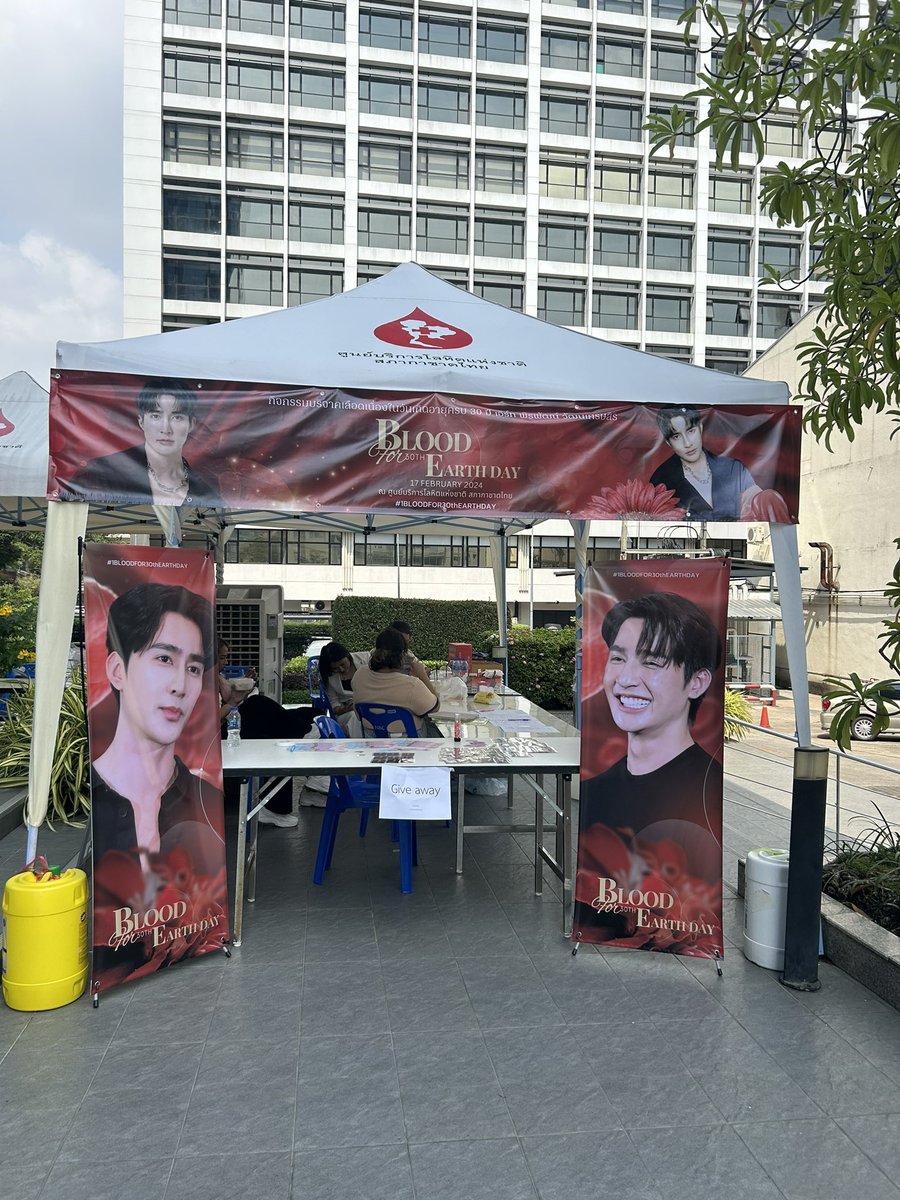 naiivetcellcEM's tweet photo. ขอบคุณทุกๆ คนที่ให้การสนับสนุน #เติมเลือดให้โลก มากๆ เลยนะคะ 
เลือด 1ถุงสามารถต่อชีวิตคนได้อีกหลายๆ คนเลย รวมถึง food support และ give away ด้วย มันน่ารักมากๆ เลยค่ะ ไว้เจอกันใหม่งานหน้านะคะ 
ที่สำคัญ ขอบคุณ @Earth_Pirapat ที่ทำให้พวกเรามีแรงกายแรงใจทำประโยชน์เพื่อชาวโลกร่วมกันขนาดนี้ 🤍

#1BLOODFOR30thEARTHDAY 
#EarthPirapat