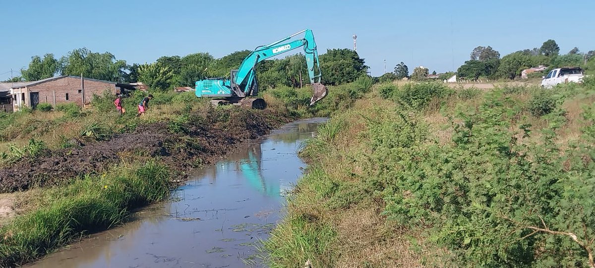 ⚠️ Volcado de piedras o escombros de gran porte en la zona de defensas de costas 👉 canal de Chiappe. Además, se realizan trabajos en el canal del Jokey  desagüe de sub cuenca NorEste, Barrio Reina de la Paz. ▶️ PRODEGO y la Sec. De Obras Publicas de la Municipalidad de Goya. 🚧