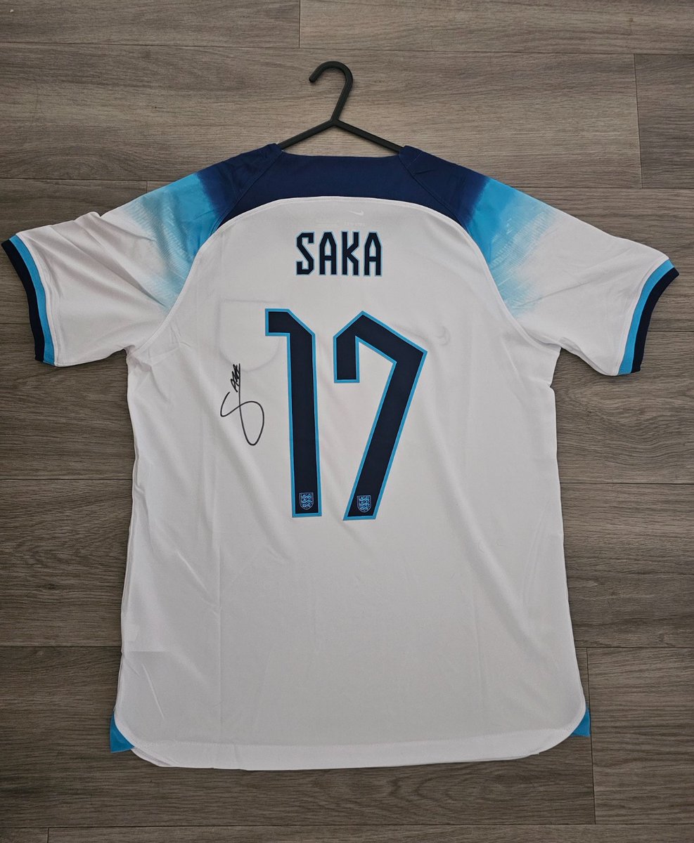 SIGNED BUKAYO SAKA SHIRT GIVEAWAY I have partnered up with the guys at @SignedMoments to giveaway a SIGNED Bukayo Saka England shirt to one of you. All you gotta do: • Like and RT this tweet • Follow Me and @SignedMoments Winner announced in 24 hours, good luck!