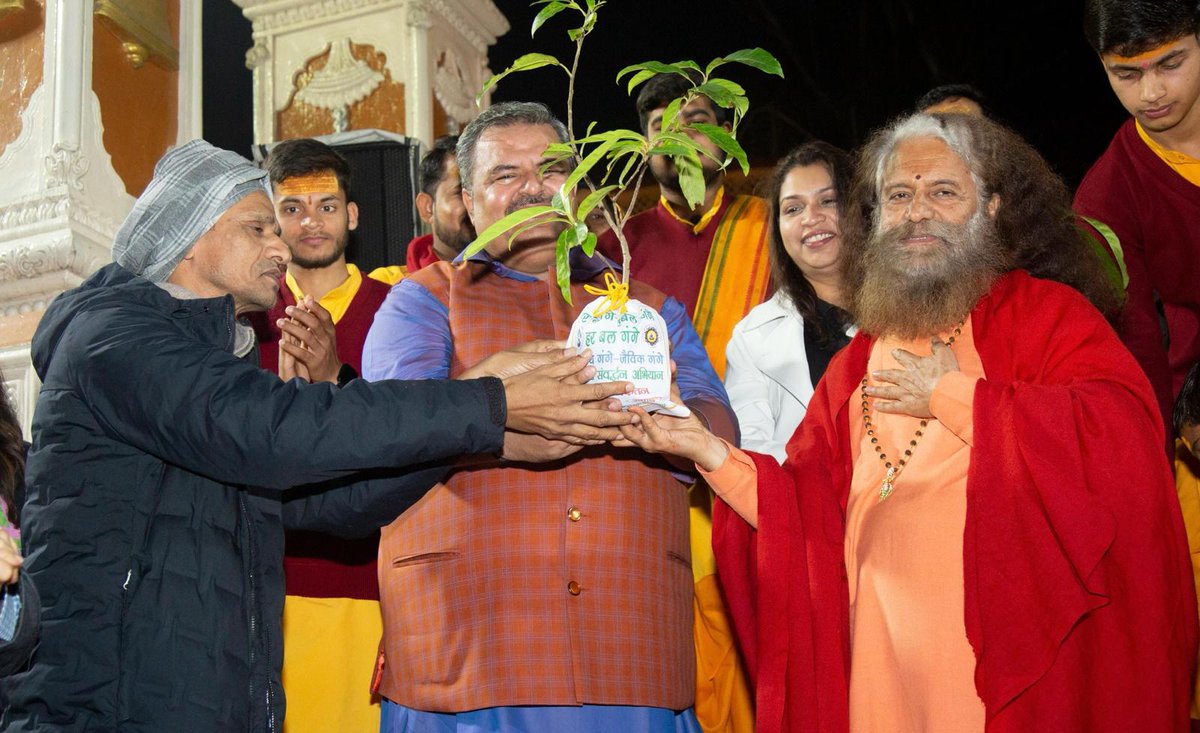 Glad to welcome #Bollywood actor @ActorVijayRaaz Home to @ParmarthNiketan for Ganga Aarti! Vijayji has pledged to use his voice to promote important messages of #nature, #environment, and #Sustainability. Actor or not we can all Act together for a better world! @SadhviBhagawati