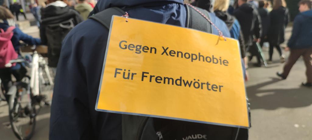 Bestes Demoschild heute. #Magdeburg