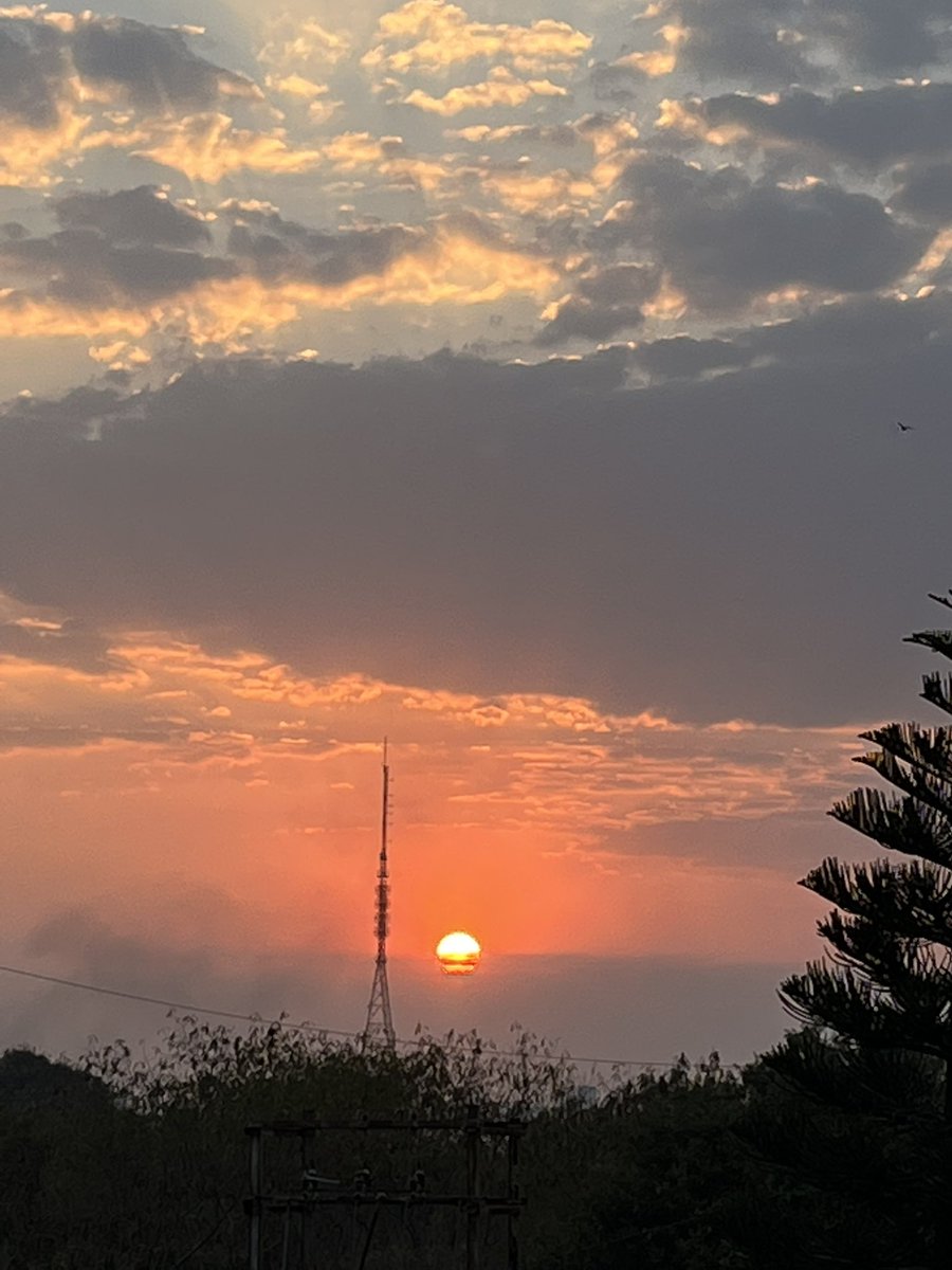 curlytaless_'s tweet photo. Good Evening 🌇 

#todaysclick📸
#love #sunsetphotography #selflove #selfcare https://t.co/HfgefgcgvL