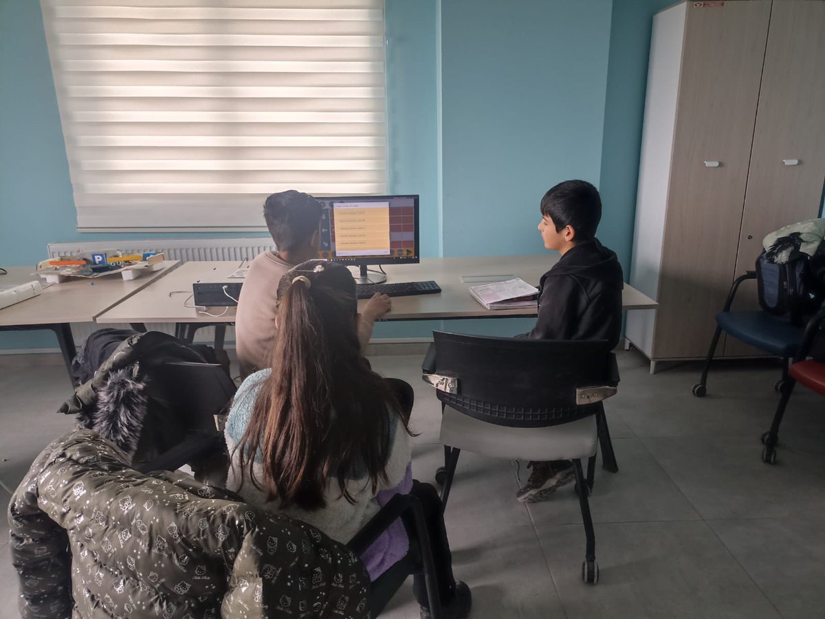 GSB_VangoluGM's tweet image. Bir ekran önünde olmak hiç bu kadar yararlı olmamıştı🚀
Merkezimizde robotik kodlama eğitimlerimiz devam ediyor 🎮
#GSBGM
#RobotikKodlama