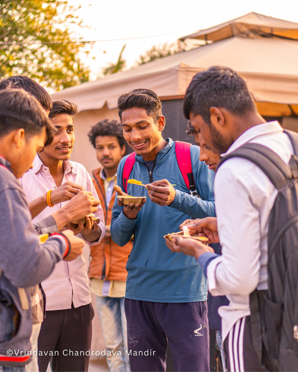 VCMVrindavan's tweet image. Khichadi Prasadam distribution at Vrindavan Chandrodaya Mandir

#tallesttemple #khichadi #iskconkhichadi #Vrindavan