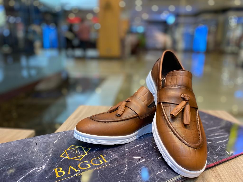 Be a shoe collector not an addict, get the best shoe from baggimen call/whatsapp 0702713824
price; 300,000/=
Sizes; 39-45
#baggimen
#luwumstreet
#casualshoes